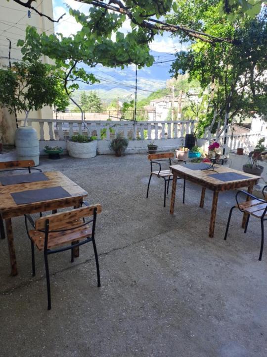 Manga Guesthouse Gjirokastër Dış mekan fotoğraf
