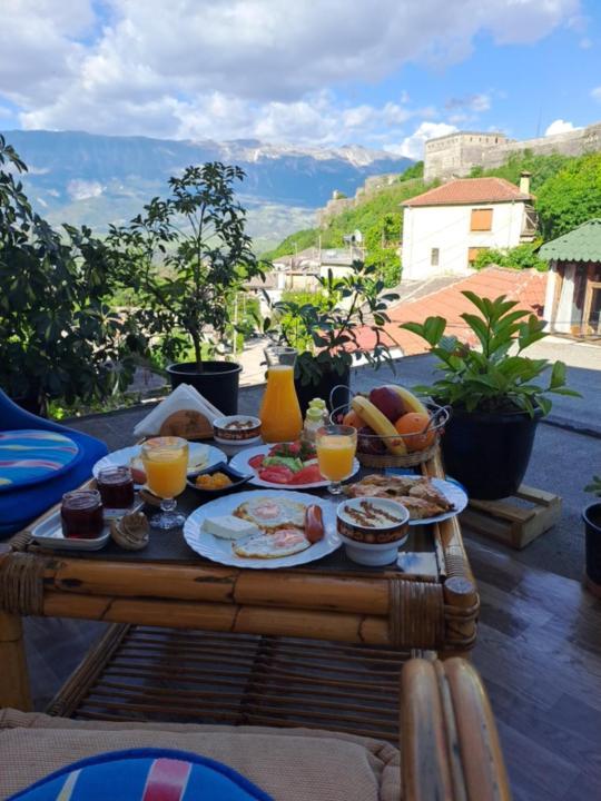 Manga Guesthouse Gjirokastër Dış mekan fotoğraf