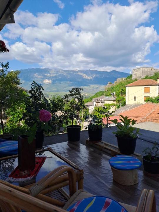 Manga Guesthouse Gjirokastër Dış mekan fotoğraf